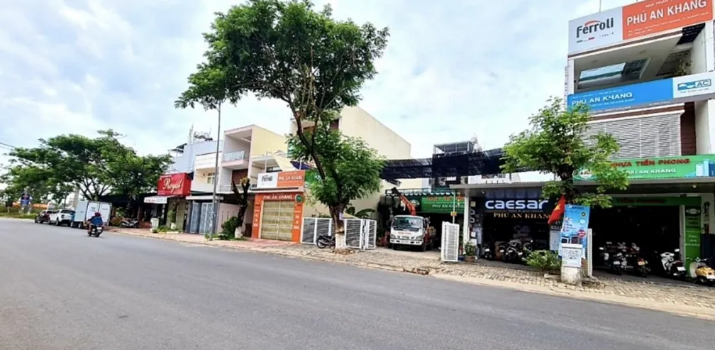 Dãy showroom Phú An Khang trên đường Huỳnh Thúc Kháng