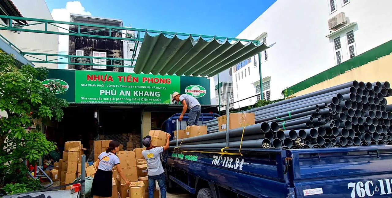 Nhân viên Phú An Khang xếp ống Tiền Phong lên xe giao hàng