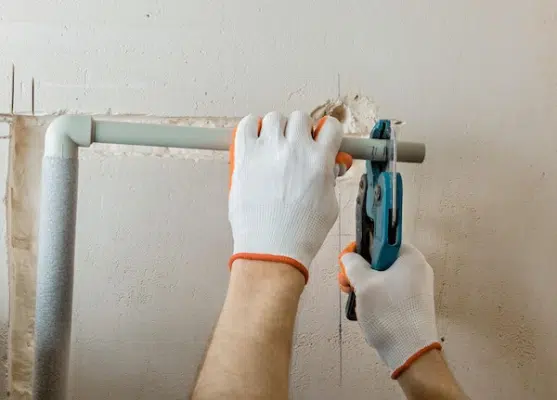 cắt ống nhựa ở góc hẹp