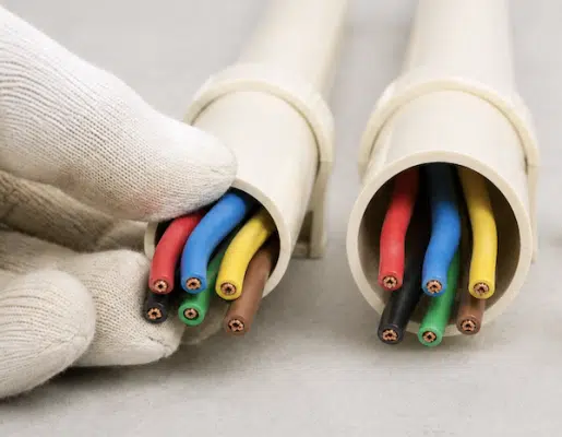 Chọn ống quá nhỏ rồi cố luồn thêm dây