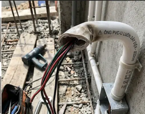 Uốn gập hoặc tạo quá nhiều đoạn chuyển hướng